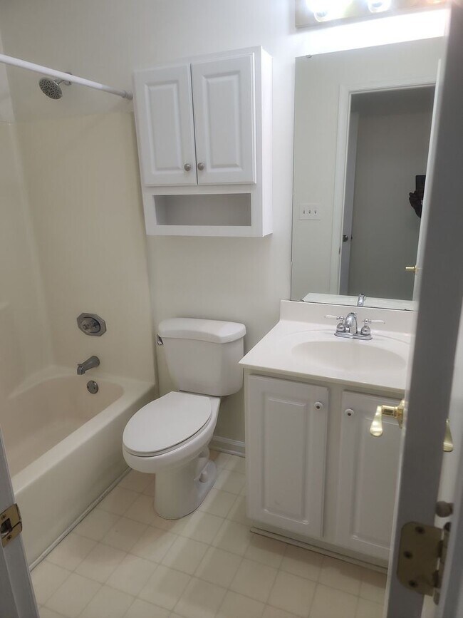 Building Photo - 4100 Sedgewood Dr