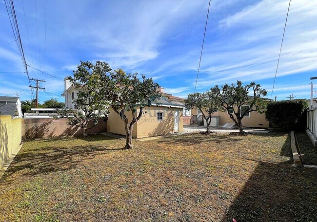 Building Photo - 1382 W 26th Pl