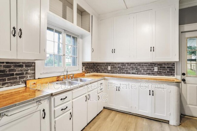 Building Photo - 208 N Mary St