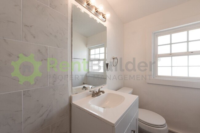 Building Photo - PERFECT HOME FOR STUDENTS OR PROFESSORS IN THE UNM AREA!!