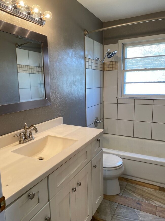 Building Photo - 3 Bedroom House in Located in Southern Gates!