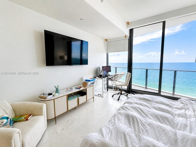Building Photo - 15701 Collins Ave