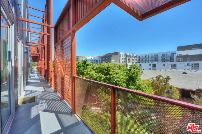 Building Photo - 1140 N Formosa Ave