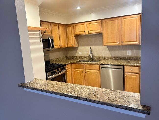 Building Photo - 677 S River Rd