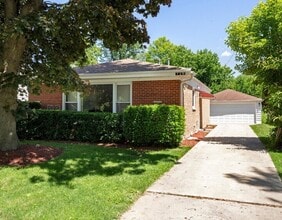 Building Photo - 716 Laramie Ave