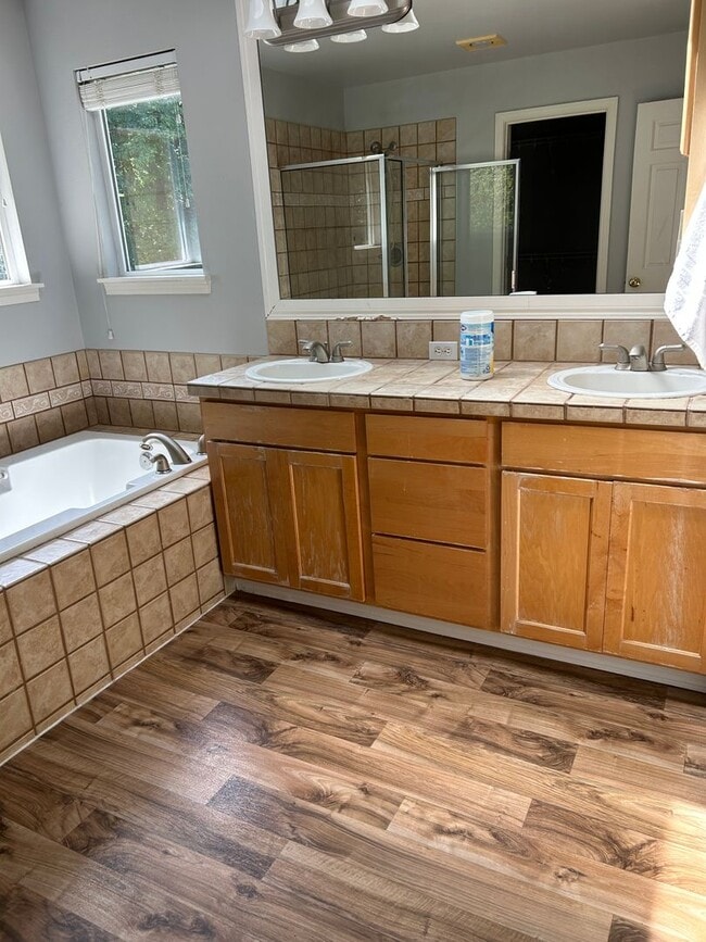 Building Photo - 4Bd/2.75Ba Bellevue Home