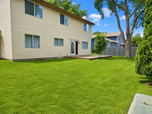 Building Photo - 320 Thistle Dr