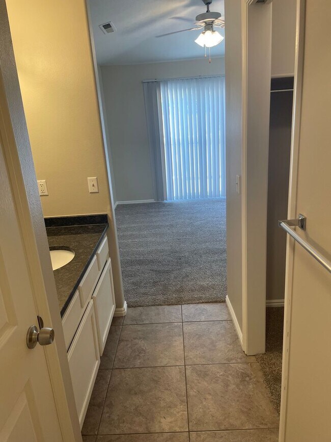 Building Photo - Newly Remodeled Townhome is St. George!