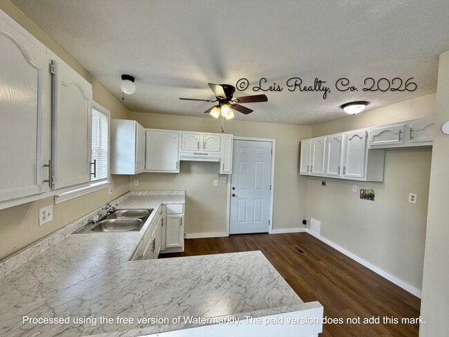 Building Photo - 904 Race Dr