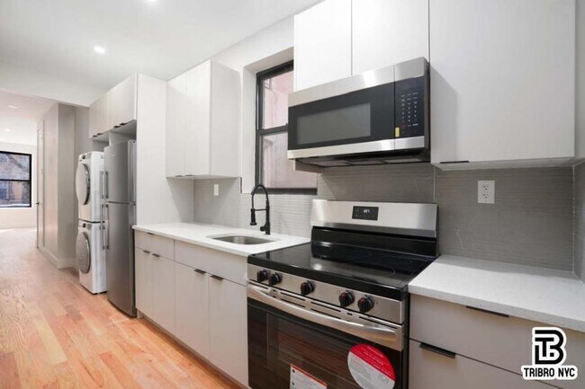 Building Photo - 3 bedroom in RIDGEWOOD NY 11385