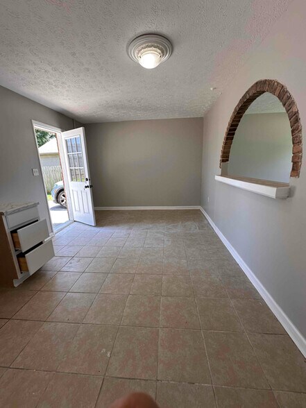Building Photo - 10315 Waycross Ave