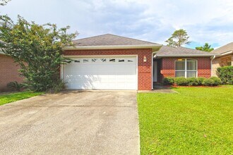 Building Photo - 3BR/2BA Gulf Breeze Brick Home in Oak Pointe with Vaulted Ceilings, Open Layout, Fenced Yard & La...