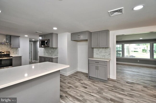 Building Photo - 205 Maple Ave