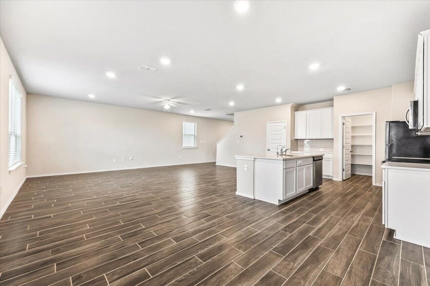 Building Photo - 2521 Ayers Dr