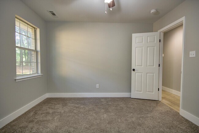 Building Photo - 205 Jarrett Ln