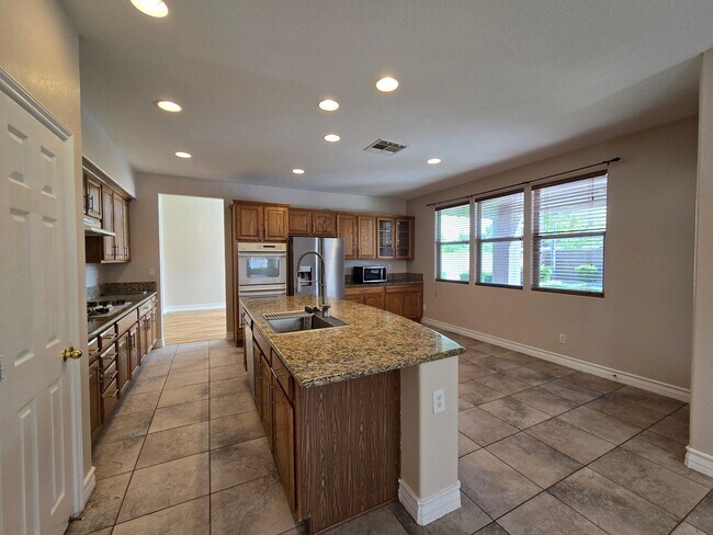 Building Photo - An Amazing NW Home! Over 3300 sq ft w/ pool & spa! Must see!