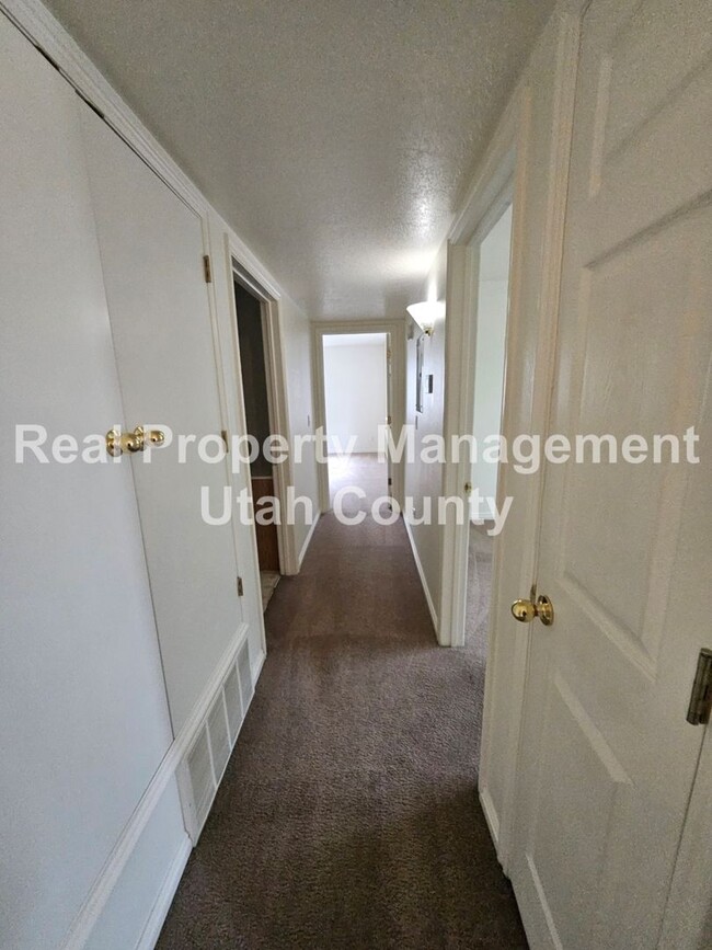 Building Photo - Orem Condo Top Floor Pet Friendly