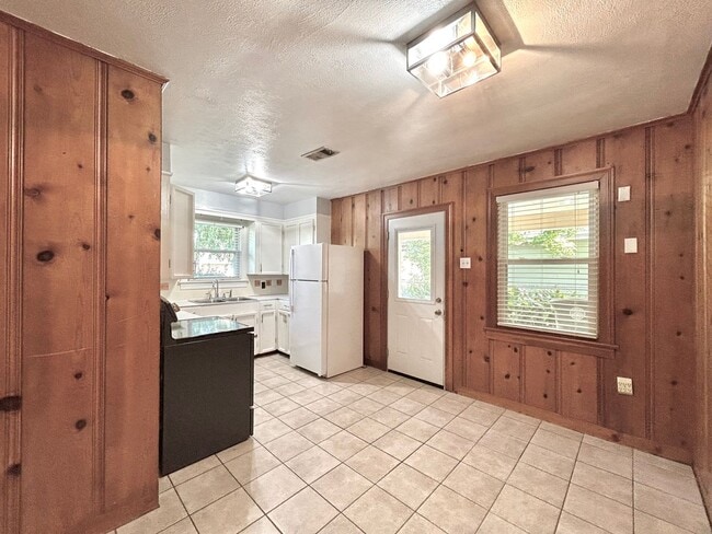 Building Photo - Charming Three Bedroom Home in a Highly Desirable Neighborhood