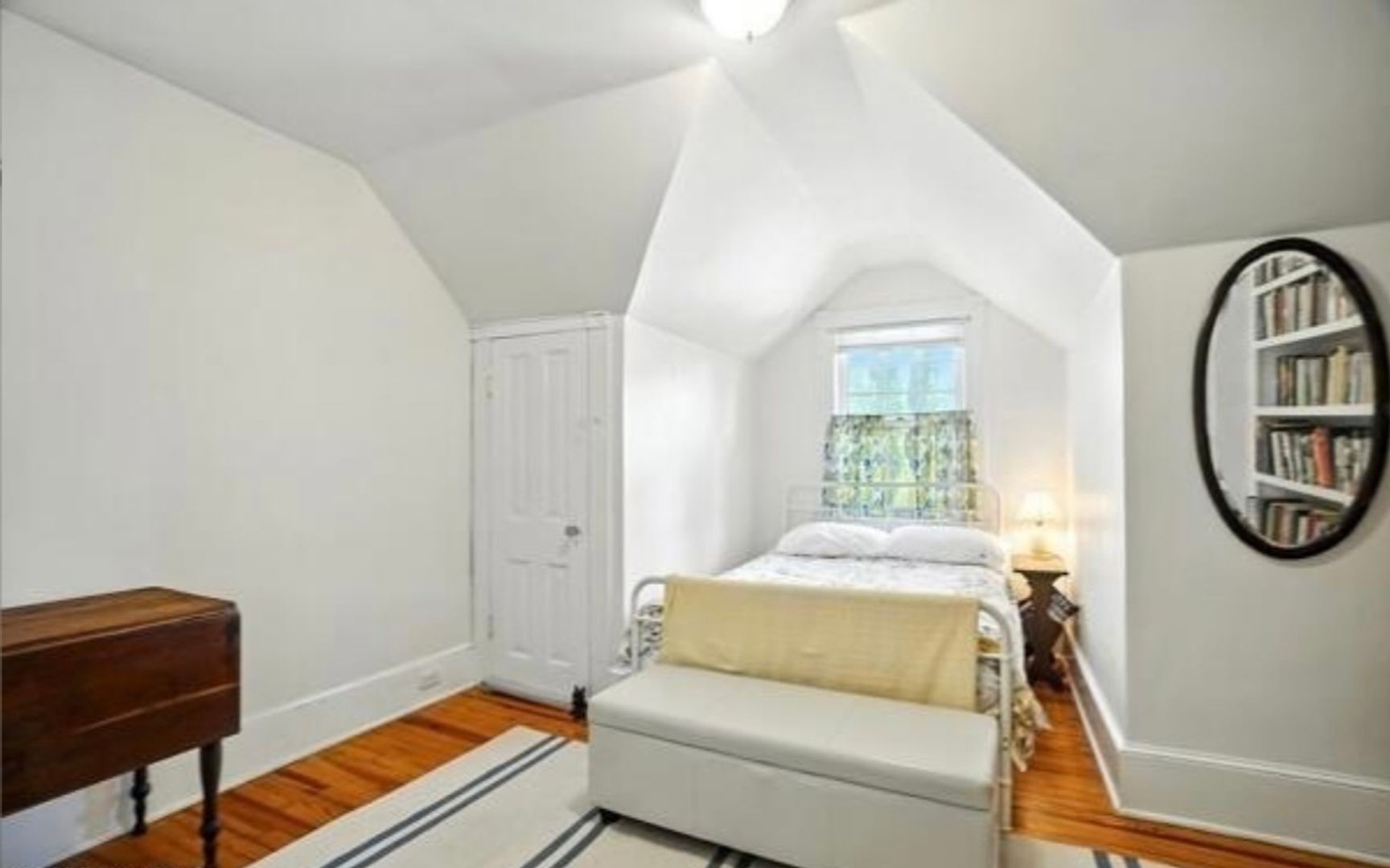 Building Photo - 307 S Oakum St