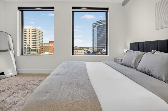 Building Photo - 100 W 5th St