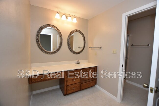 Building Photo - 637 Victoria Square Ln