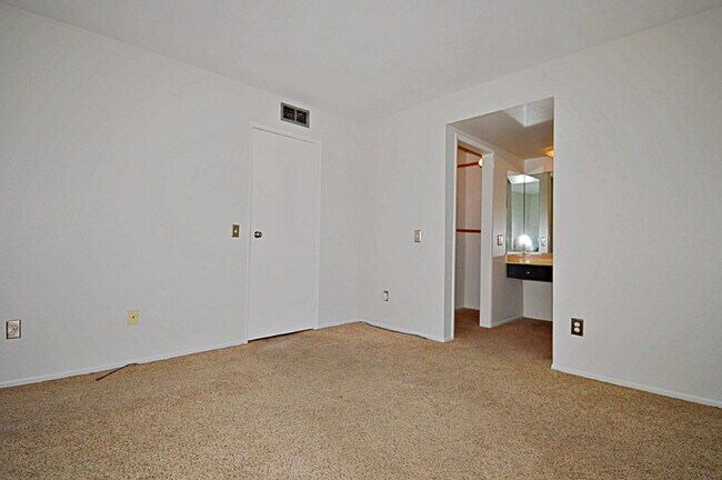 Building Photo - "Discover Your Oasis: Spacious 3-Bed Condo with Granite Touches in Palm Springs!"