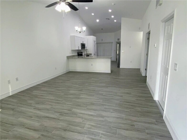 Building Photo - 5010 Locke Ln