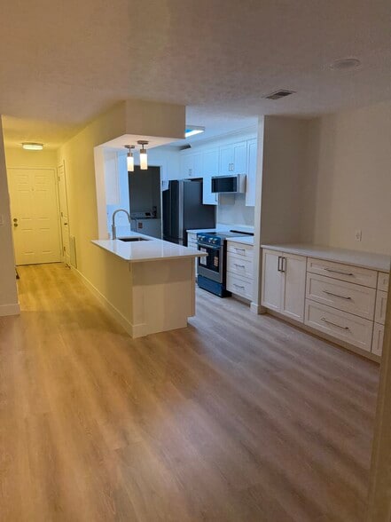 This is a gorgeous kitchen - 120 Creekwood Dr