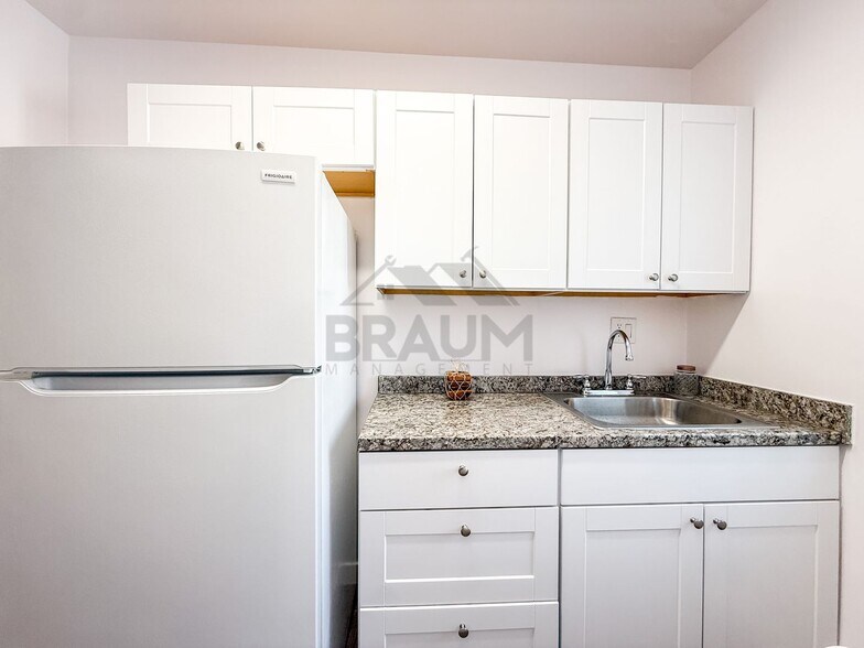 Building Photo - 15546 Vanowen St