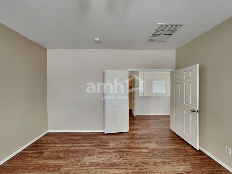 Building Photo - 1509 S 123rd Dr