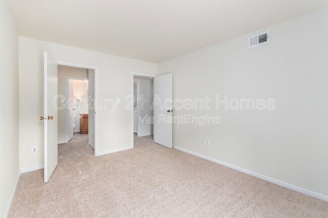 Building Photo - 5805 Royal Ridge Dr