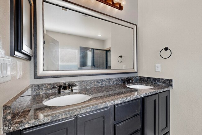 Building Photo - 220 S Manzanita Dr