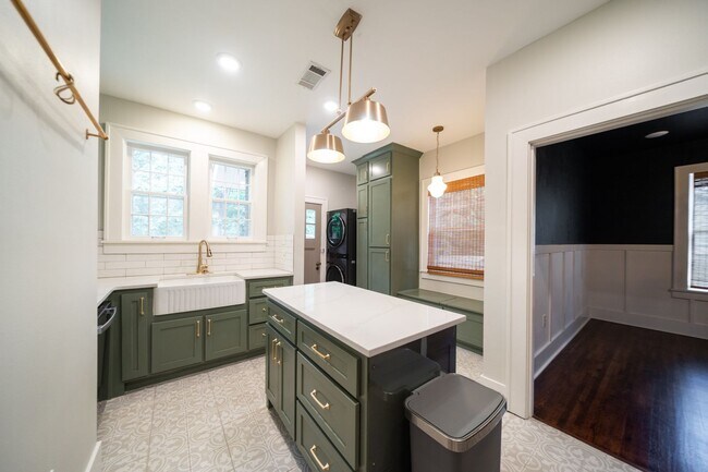 Building Photo - Charming home, great condition!