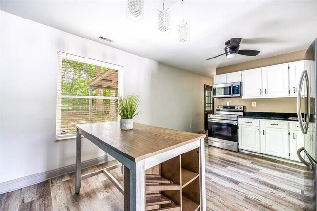 Building Photo - 4701 Lucinda Ln
