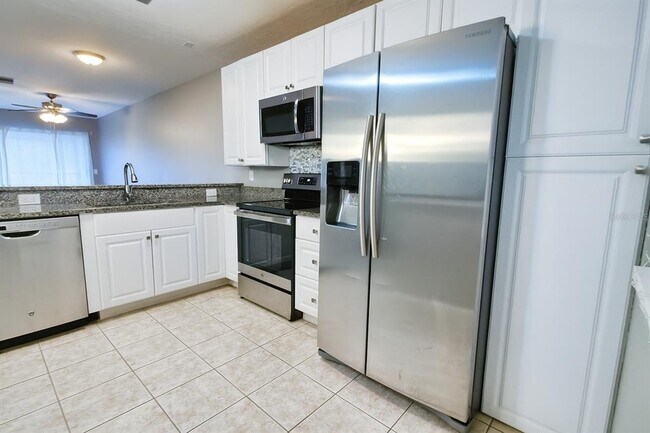 Building Photo - 2124 N Tamiami Trl
