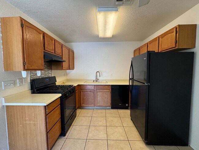 Building Photo - 3BR Duplex with gated yard and Garage