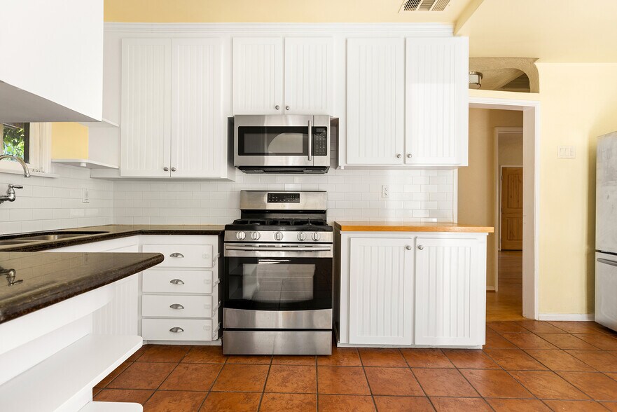 Building Photo - 4841 Avoca St