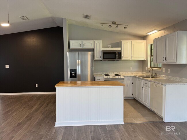 Building Photo - 1601 Matias Dr