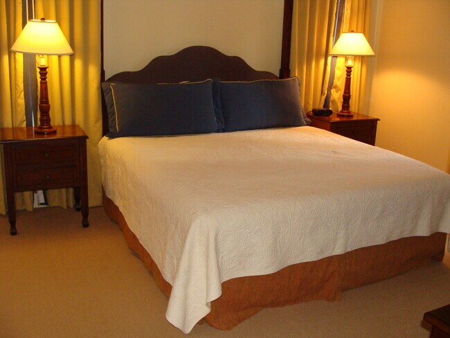 Building Photo - 3 bedroom 2 bath furnished condo