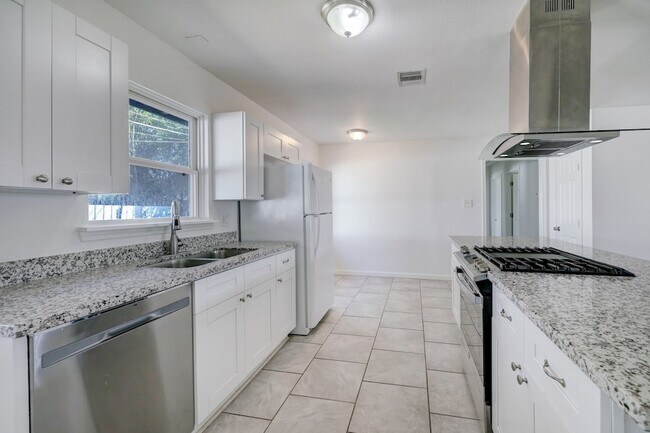 Building Photo - 2534 Roy Cir