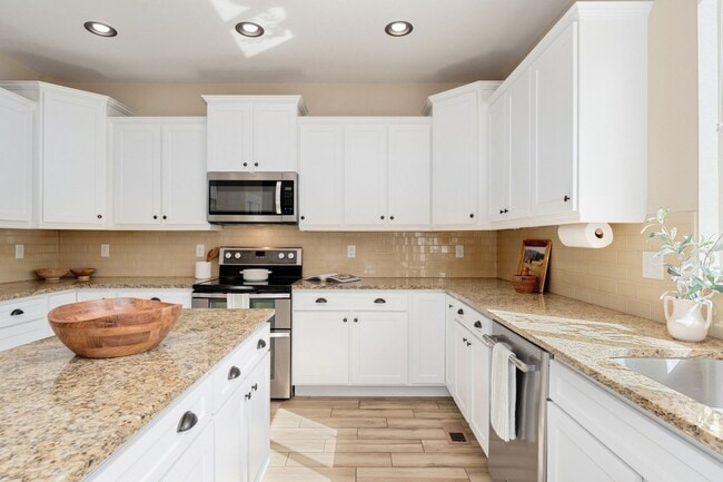 Building Photo - Evolve Real Estate: Evolve Real Estate: Meticulous Executive 4 Bedroom Plus Den Plus Finished Bas...