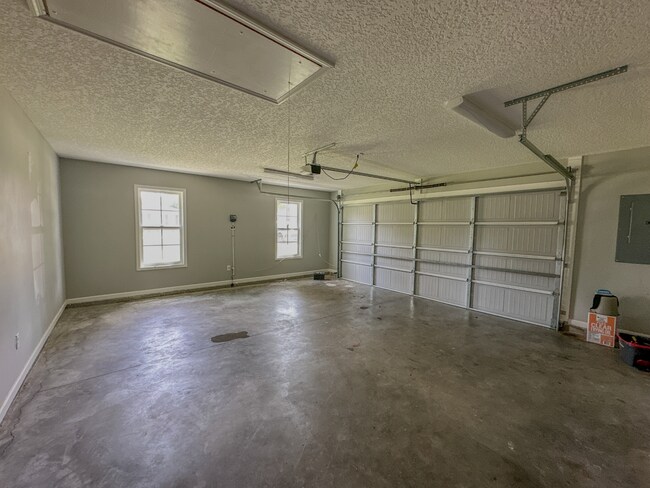 Building Photo - 1206 Lynn Terrace