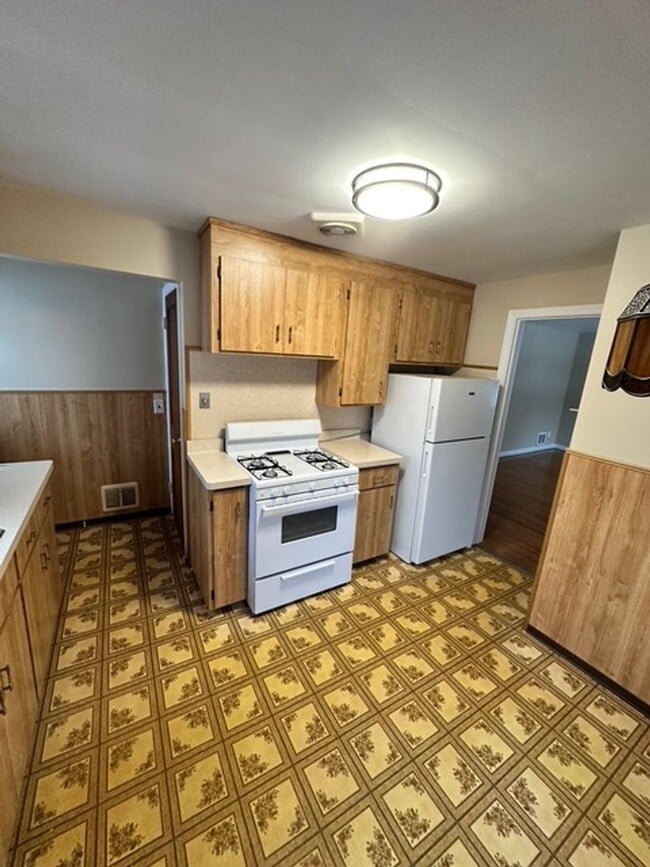 Building Photo - Charming 3-Bedroom Home with Large Backyard For Rent!