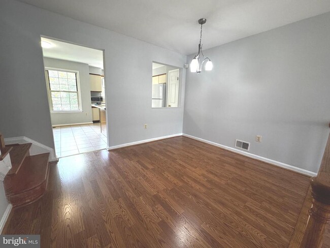 Building Photo - 7 Martins Square Ln