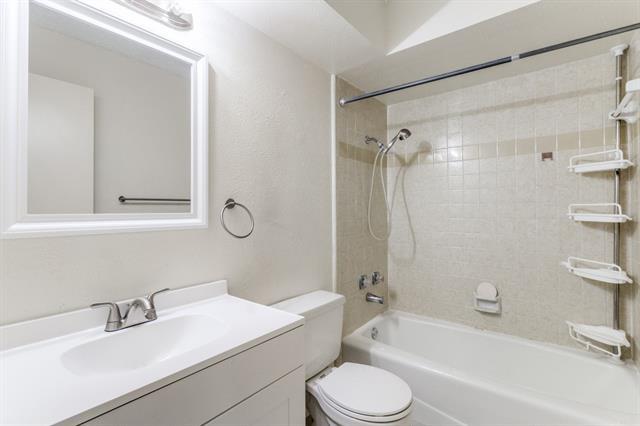 Building Photo - 10350 Country Club Dr