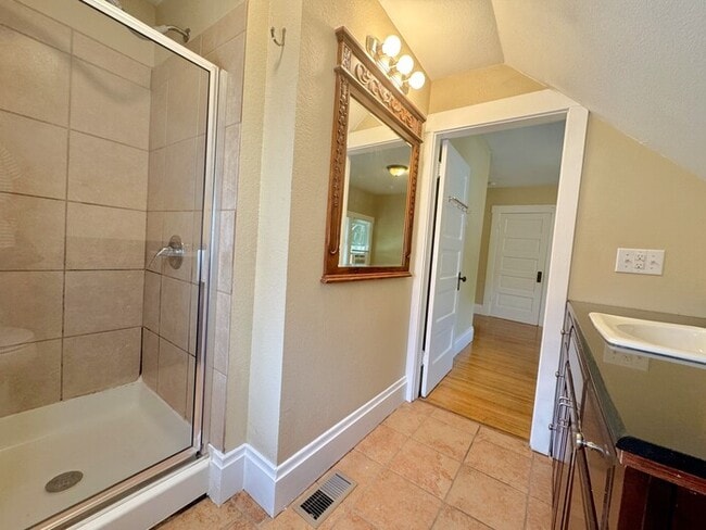 Building Photo - 6 Bedroom on Campus