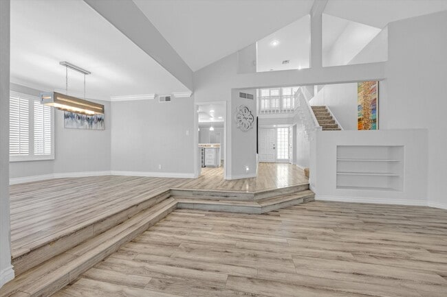 Building Photo - Spanish Trails Pool Home