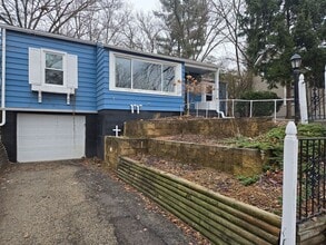 Building Photo - Charming West-Side Gem