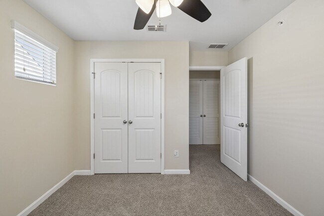 Building Photo - Modern 3BR Townhome with Garage in Desirable Nichols Vale