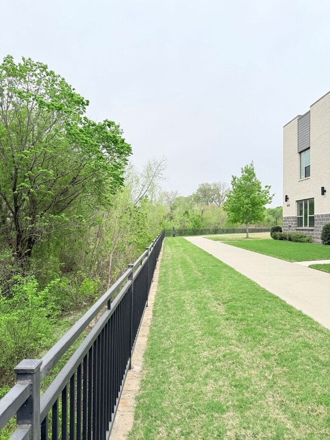 Building Photo - AVAILABLE NOW -Stunning 3-Bedroom Townhome Overlooking Greenbelt in Plano ISD 600 Collier Drive